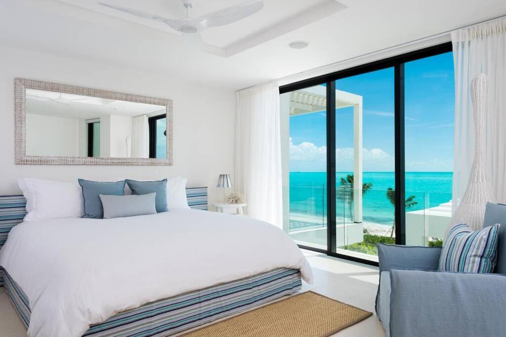 بروفيدنسياليس Triton Luxury Villa المظهر الخارجي الصورة