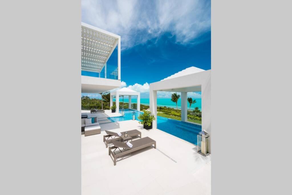 بروفيدنسياليس Triton Luxury Villa المظهر الخارجي الصورة