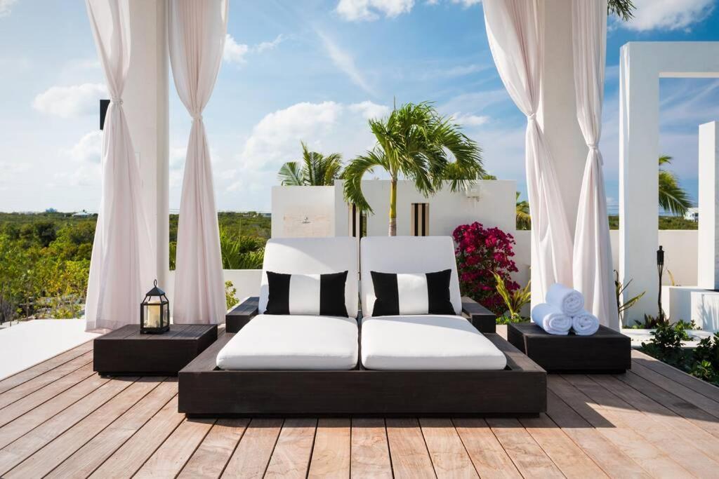 بروفيدنسياليس Triton Luxury Villa المظهر الخارجي الصورة